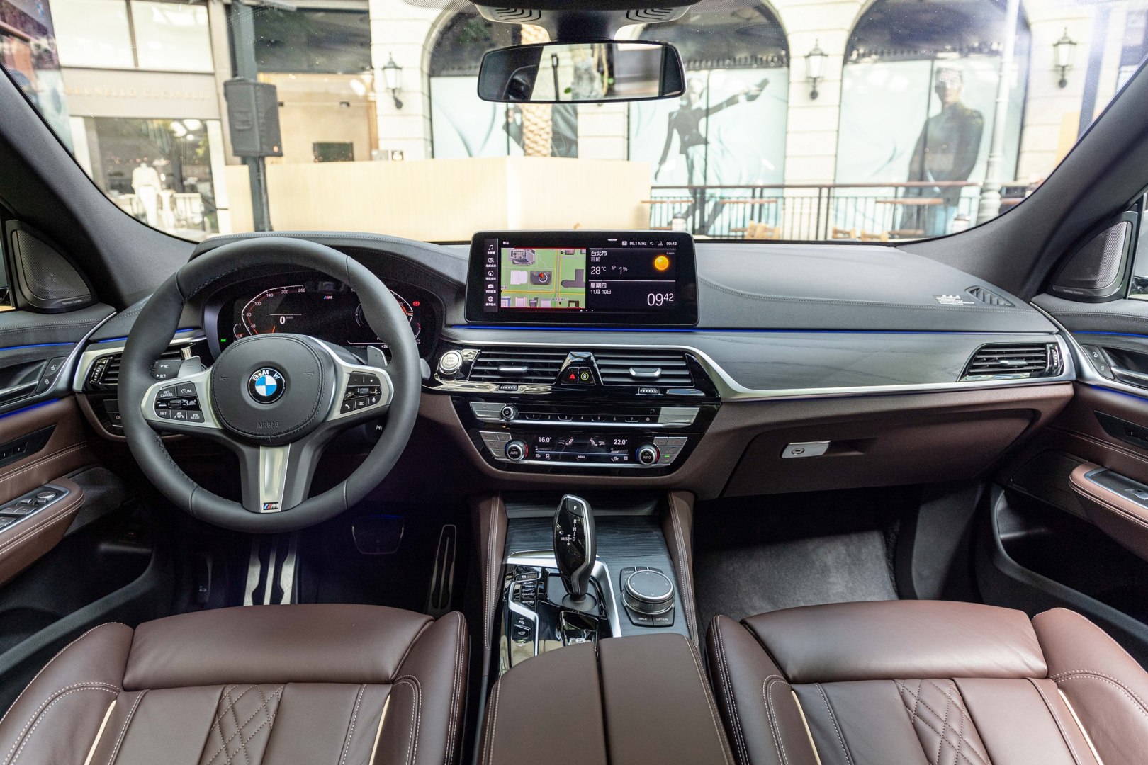 SMALL_[新聞照片四] 雙12.3吋全數位虛擬儀錶與中控觸控螢幕，可無線連結Apple CarPlay或Android Auto，搭配更加直覺且口語化的BMW智慧語音助理，成為旅途中的最佳夥伴。